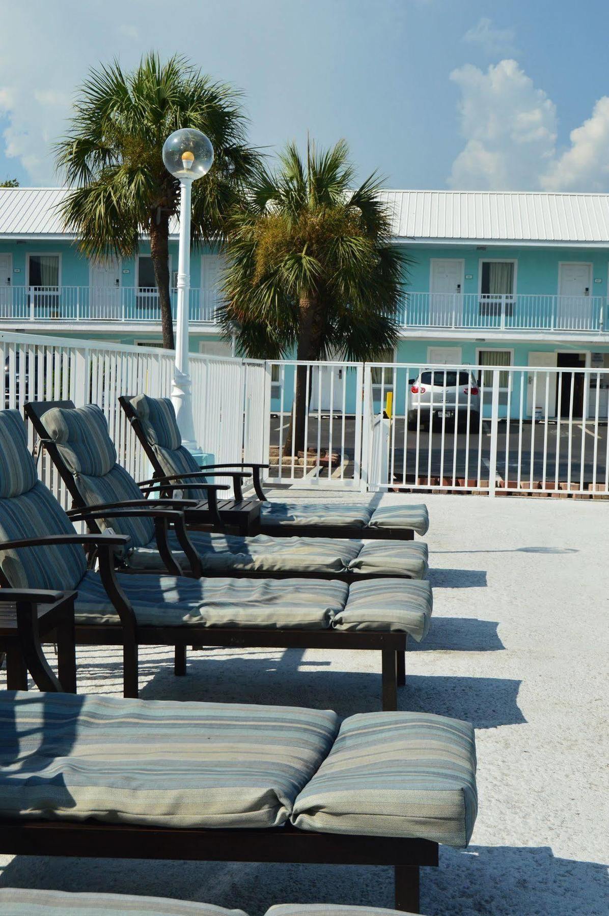 Destin Inn & Suites Bagian luar foto